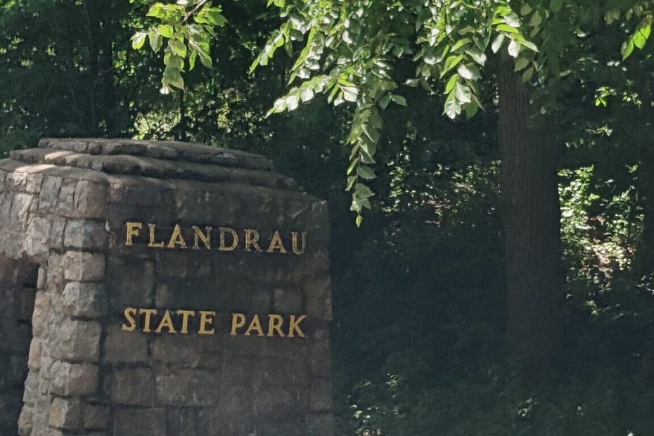 Stone pillar that reads Flandrau State Park